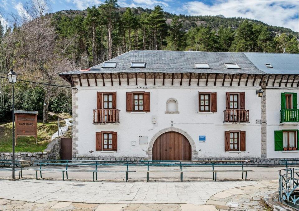 Albergue de Canfranc Estación Exterior foto